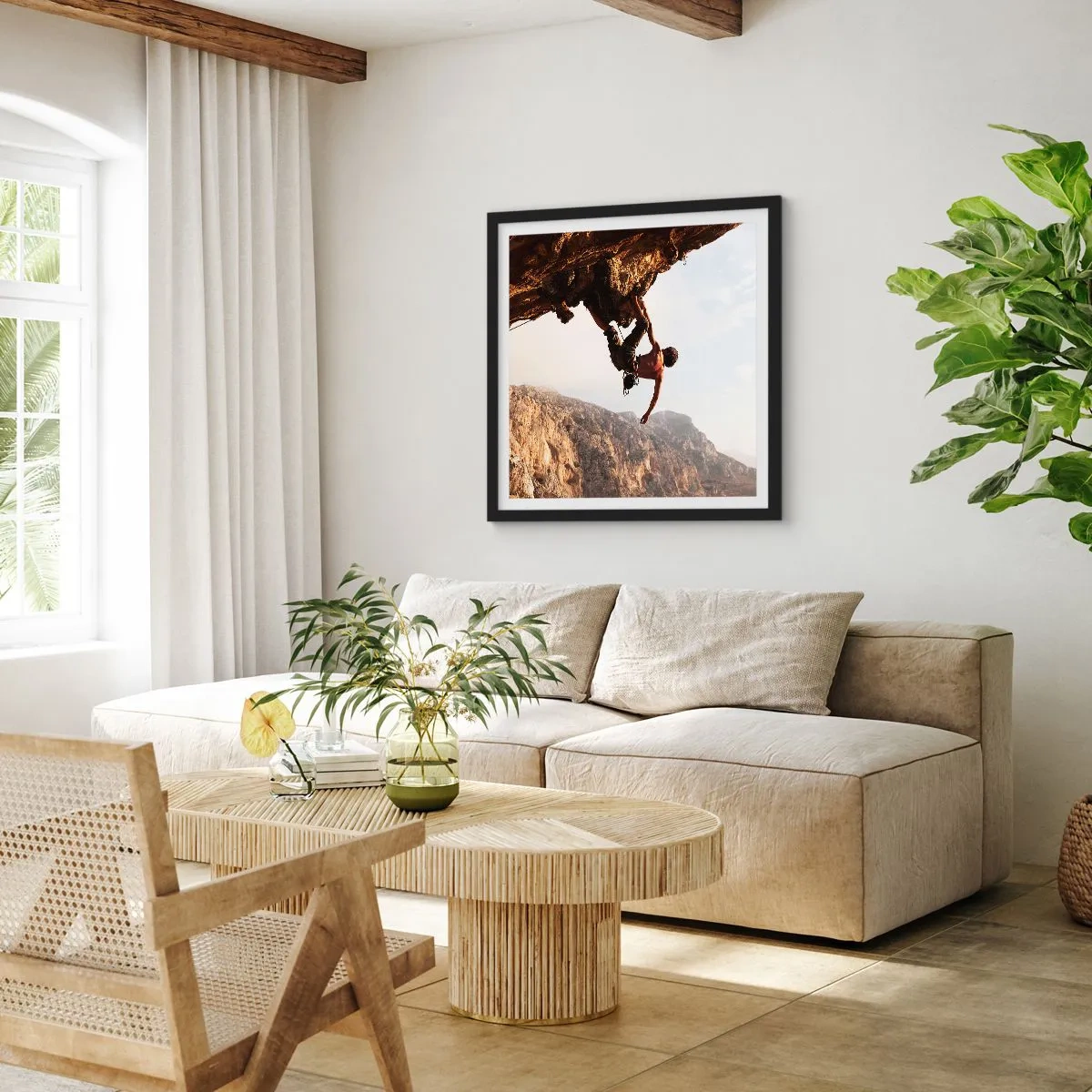 Poster in cornice nera - Il mondo ristretto in una mano sul bordo del masso - 30x30 cm