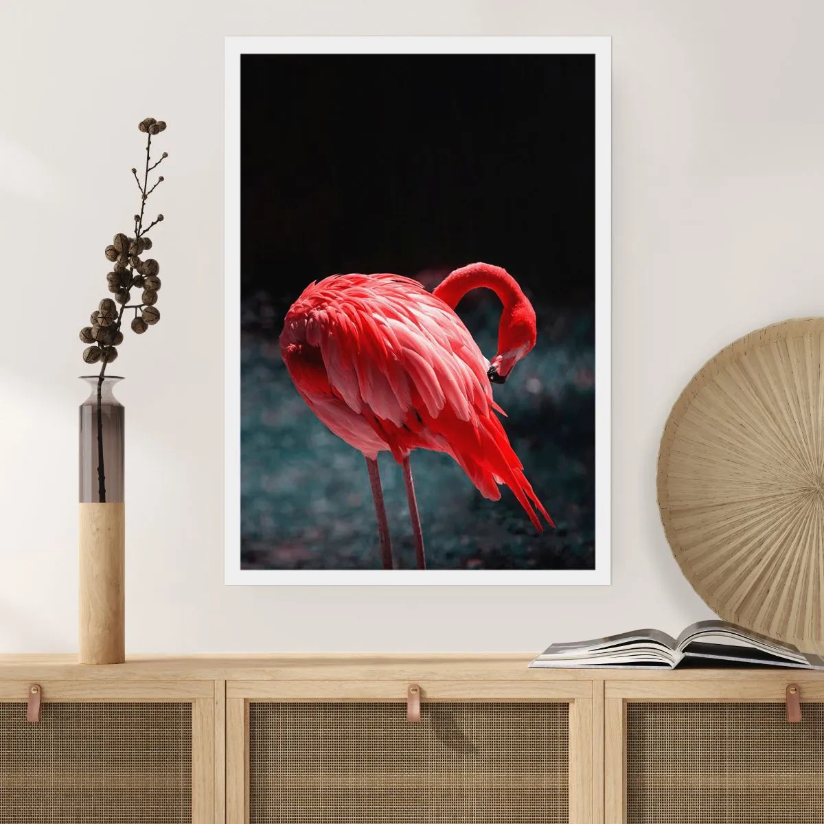 Poster - Un fenicottero rosso su sfondo scuro, leggermente rivolto verso se stesso. - 50x70cm - La poesia cremisi della natura - Decorazione murale moderna per soggiorno e camera da letto ARTTOR
