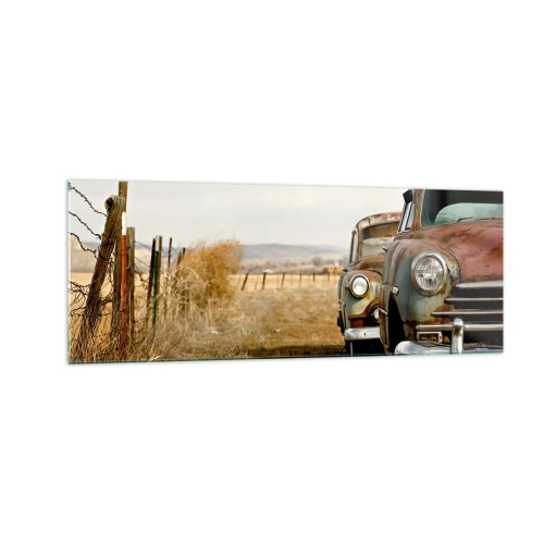 Quadro su vetro - Due vecchie auto su una strada sterrata accanto a una recinzione di legno - 140x50cm - Meritato riposo - Decorazione murale moderna per soggiorno e camera da letto ARTTOR