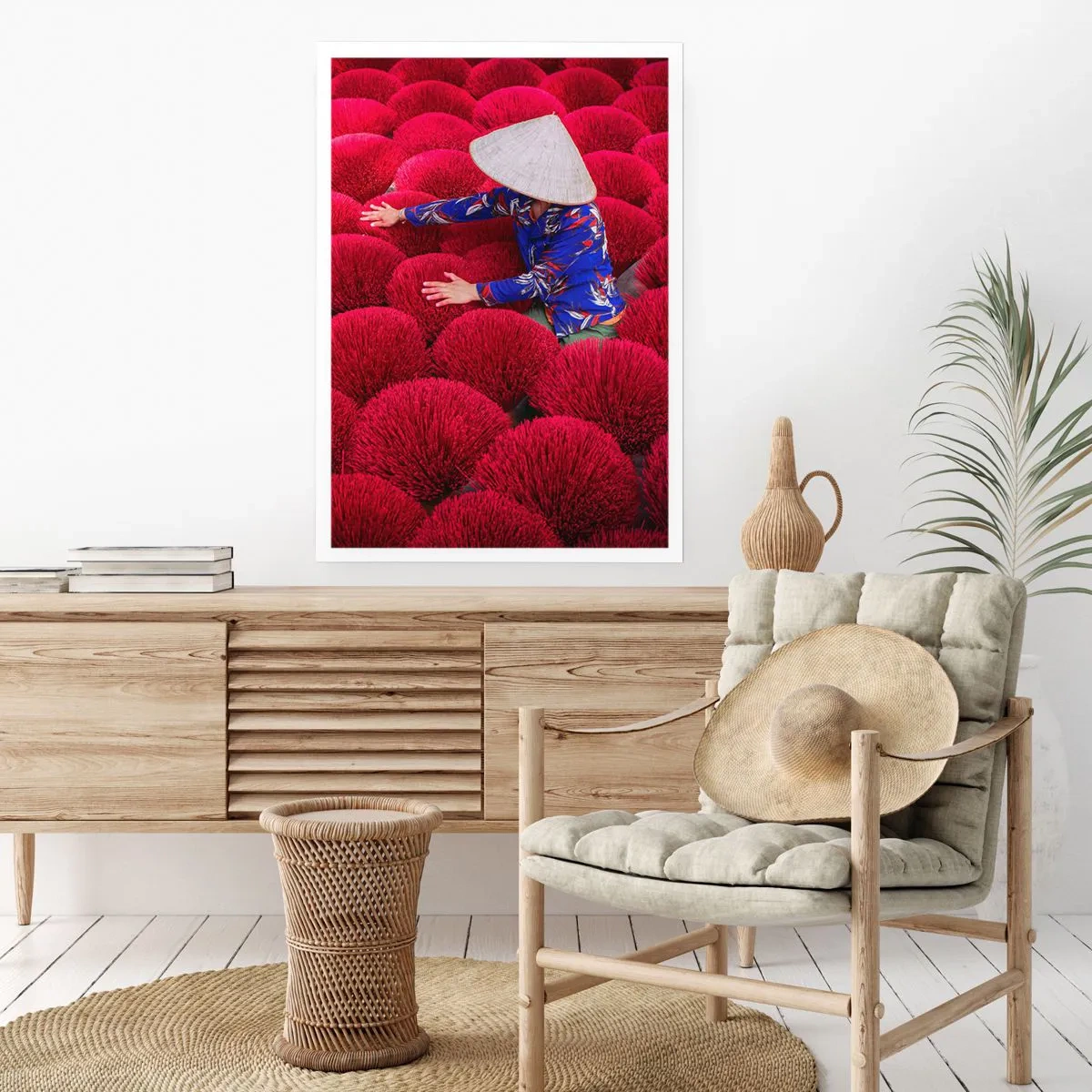Poster - Una figura con un cappello su uno sfondo di bastoncini di incenso rossi - 50x70cm - Nel campo di riso - Decorazione murale moderna per soggiorno e camera da letto ARTTOR