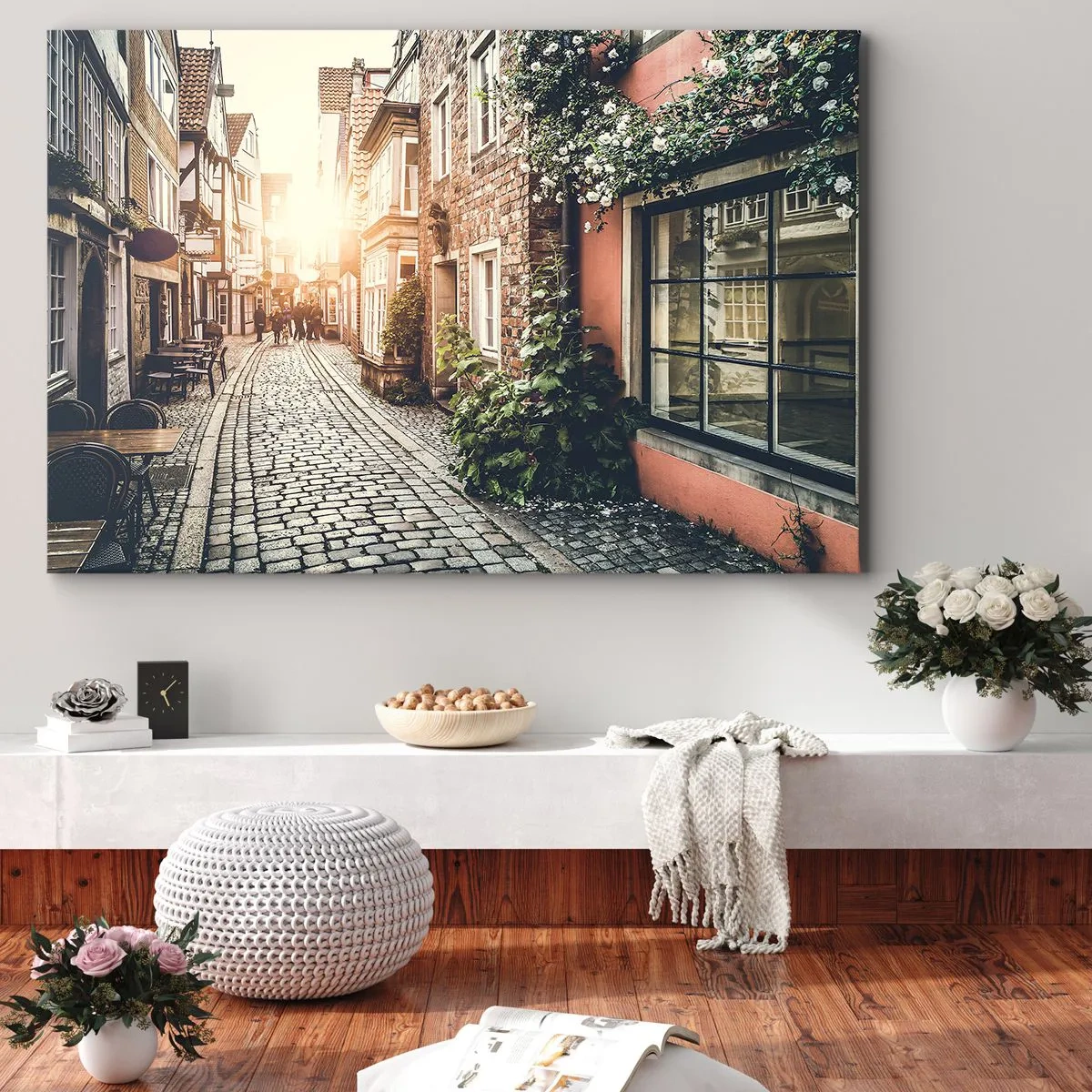 Quadro su tela - Stampe su Tela - Una strada affascinante con pavimentazione in pietra e fiori - 120x80cm - L'angolo delle rose nella luce rosata - Decorazione murale moderna per soggiorno e camera da letto ARTTOR