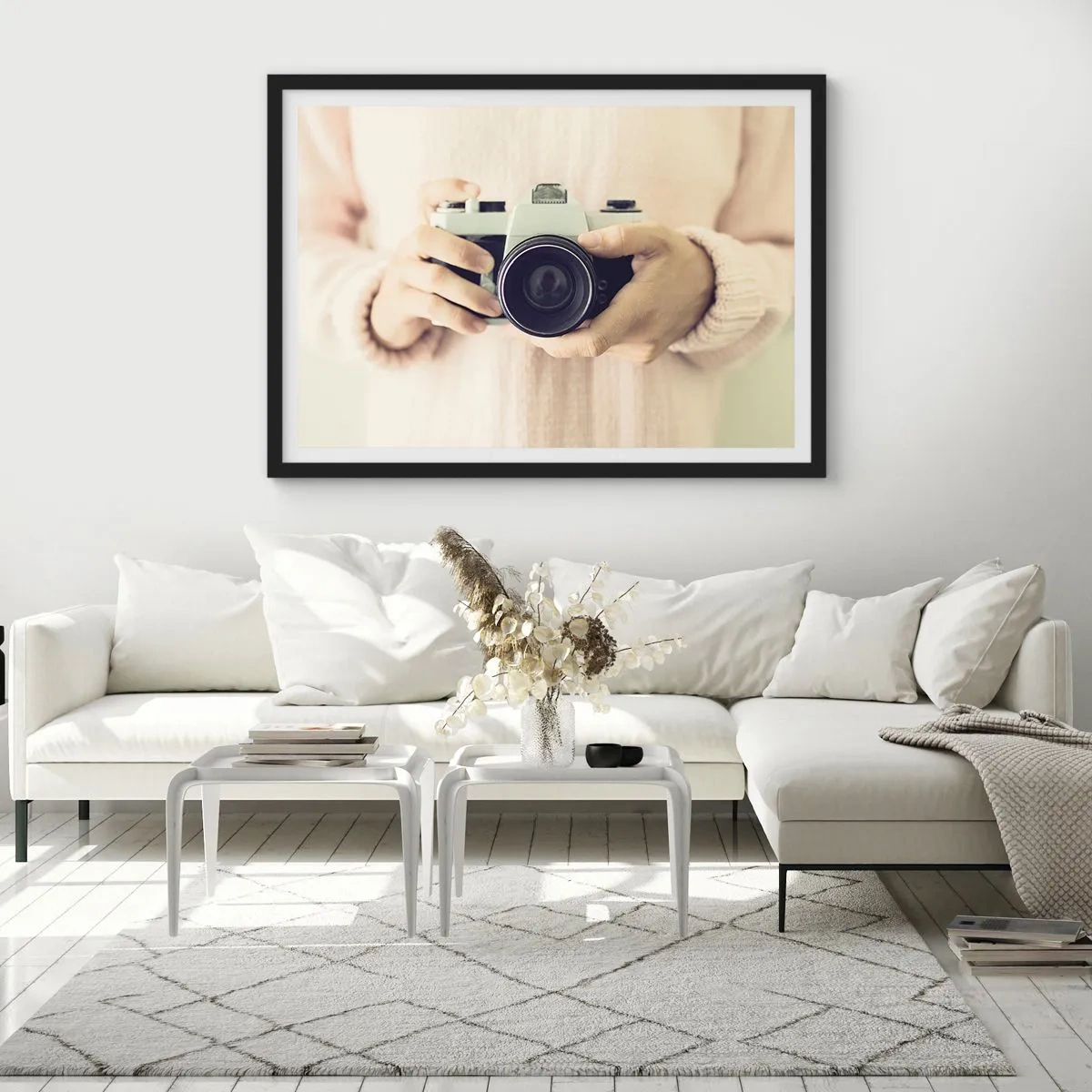 Poster in cornice nera - Macchina fotografica retrò tenuta in mano su uno sfondo chiaro - 70x50cm - Per vedere meglio... - Decorazione murale moderna per soggiorno e camera da letto ARTTOR