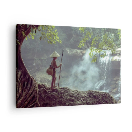 Quadro su tela - Stampe su Tela - Una figura con una lancia presso una cascata in una foresta tropicale - 70x50cm - In armonia con la natura - Decorazione murale moderna per soggiorno e camera da letto ARTTOR