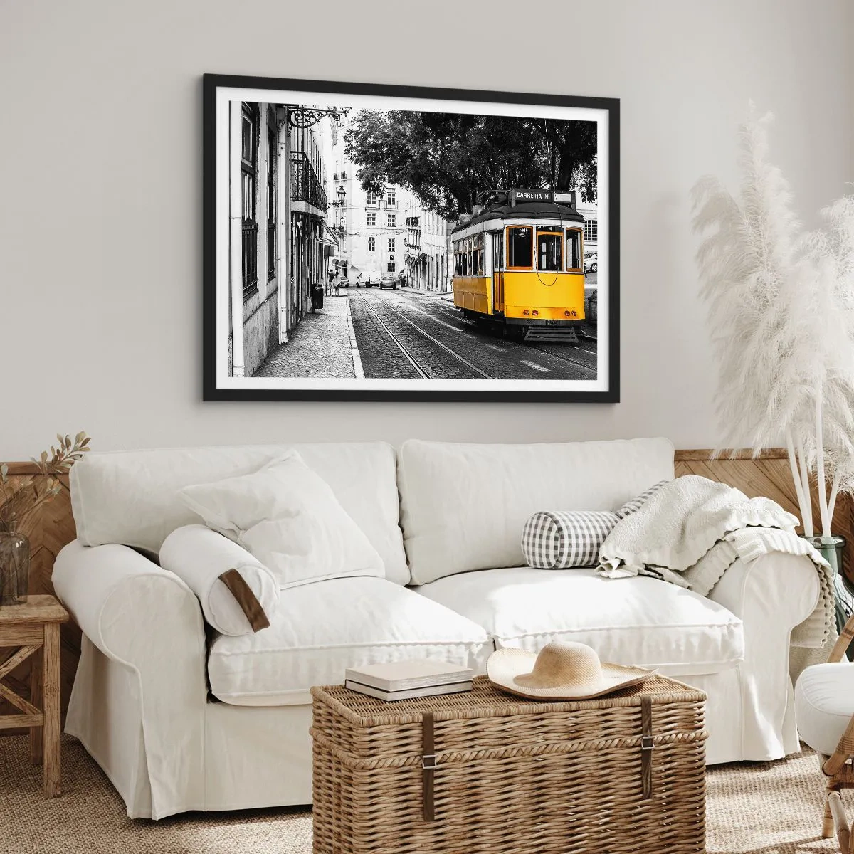Poster in cornice nera - Un tram giallo sullo sfondo di una strada bianca e nera - 100x70cm - Con il fado in sottofondo - Decorazione murale moderna per soggiorno e camera da letto ARTTOR
