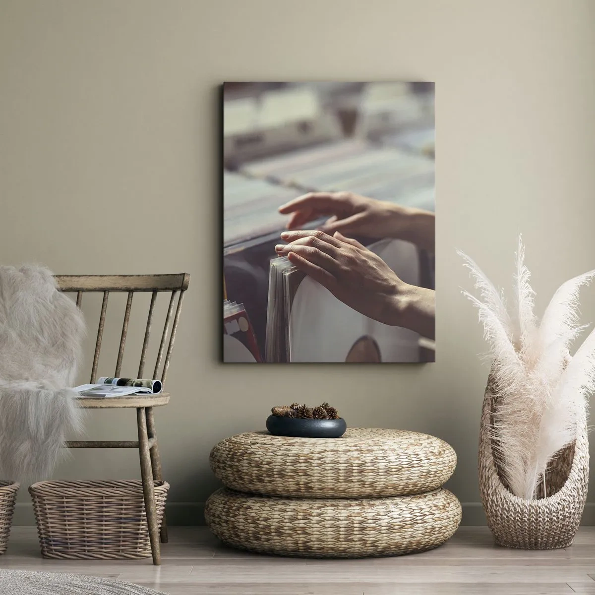 Quadro su tela - Stampe su Tela - Mani che guardano attraverso una collezione di vinili - 50x70cm - Alla ricerca di emozioni - Decorazione murale moderna per soggiorno e camera da letto ARTTOR