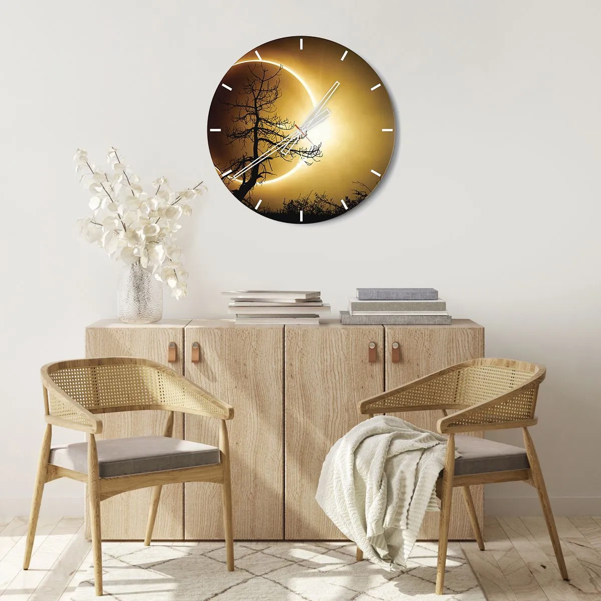 Orologio da parete - Orologio in Vetro - Eclissi solare con la sagoma di un albero e il cielo dorato sullo sfondo - 30x30cm - Eclissi totale - Decorazione murale moderna per soggiorno, cucina e camera da letto ARTTOR