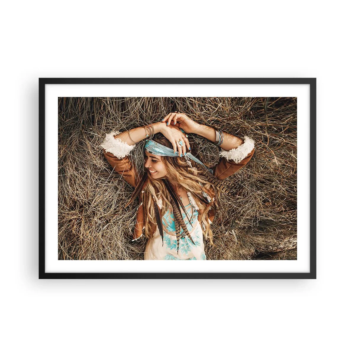 Poster in cornice nera - Donna in stile boho sdraiata sul fieno - 70x50cm - Verso gli anni dell'amore - Decorazione murale moderna per soggiorno e camera da letto ARTTOR