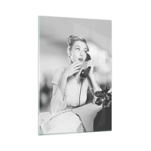 Quadro su vetro - Una donna che parla al telefono davanti a una macchina da scrivere - 80x120cm - Salve, qui gli anni '50 - Decorazione murale moderna per soggiorno e camera da letto ARTTOR