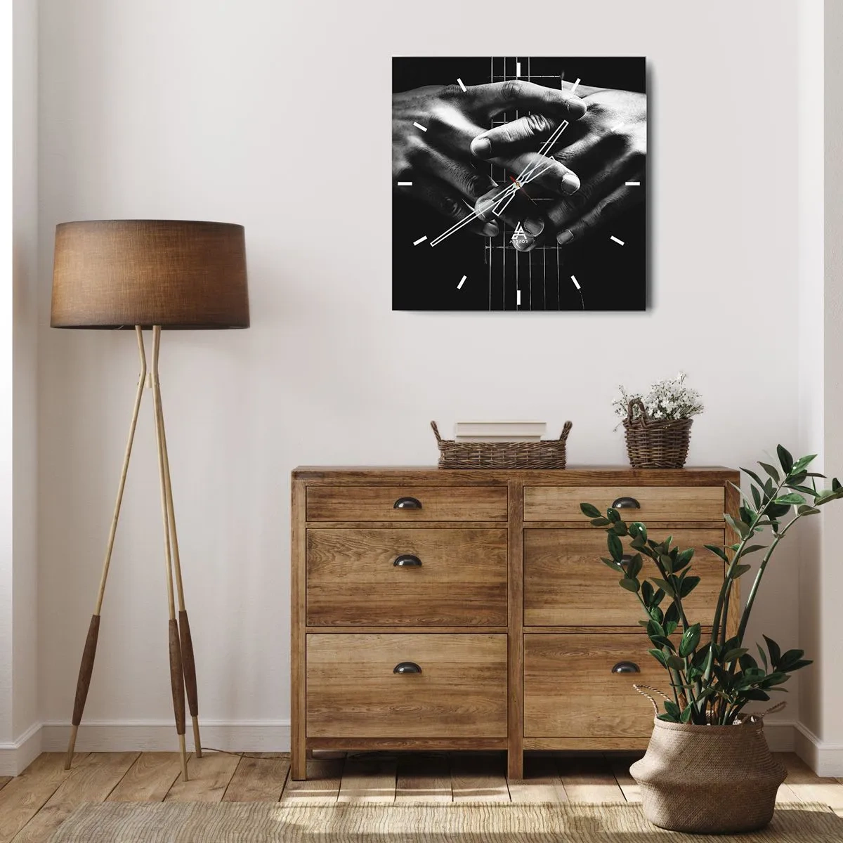Orologio da parete - Orologio in Vetro - Mani giunte su una chitarra in un tono monocromatico - 30x30cm - La preghiera dell'artista - Decorazione murale moderna per soggiorno e camera da letto ARTTOR