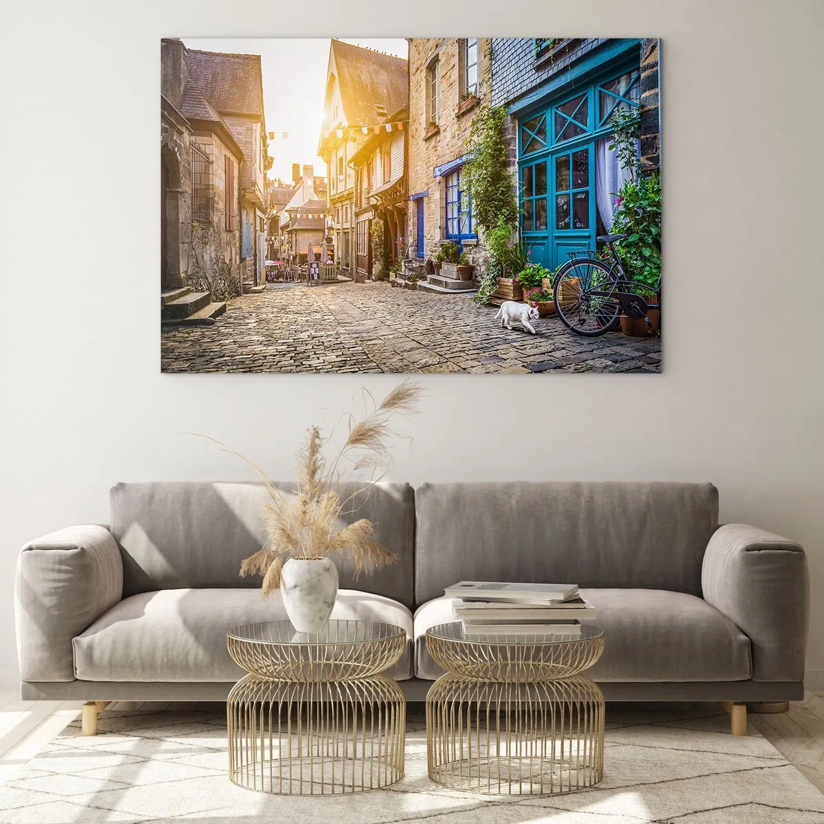 Quadro su vetro - Una strada affascinante della città con un gatto bianco e una bicicletta - 100x70cm - Lo spirito bianco della cittadina - Decorazione murale moderna per soggiorno e camera da letto ARTTOR