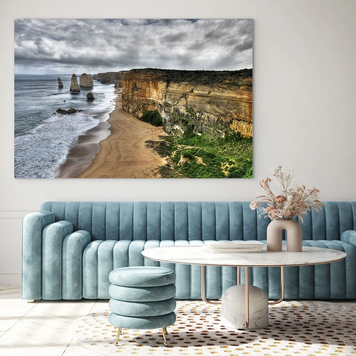 Quadro su vetro - Scogliere che si affacciano sull'oceano e sulla spiaggia sotto un cielo nuvoloso - 100x70cm - Bellezza selvatica - Decorazione murale moderna per soggiorno e camera da letto ARTTOR