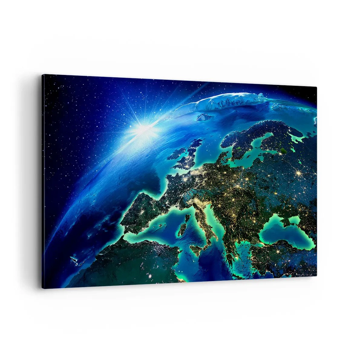 Quadro su tela - Stampe su Tela - Una vista di Europa dallo spazio, alla luce del sole nascente. - 100x70cm - L'Europa scintillante - Decorazione murale moderna per soggiorno e camera da letto ARTTOR