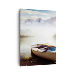 Quadro su tela - Stampe su Tela - Una barca sulla riva di un lago con vista sulle montagne al mattino - 50x70cm - Sull'acqua grande e pura - Decorazione murale moderna per soggiorno e camera da letto ARTTOR