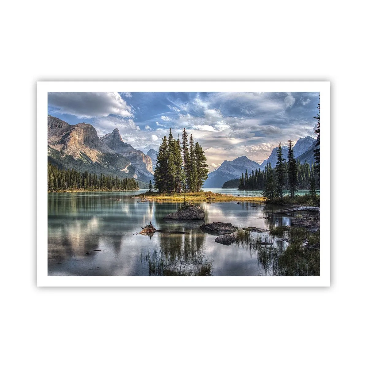 Poster - Un paesaggio montano con un'isola circondata da un lago calmo - 100x70cm - Sulle acque grandi e limpide... - Decorazione murale moderna per soggiorno e camera da letto ARTTOR