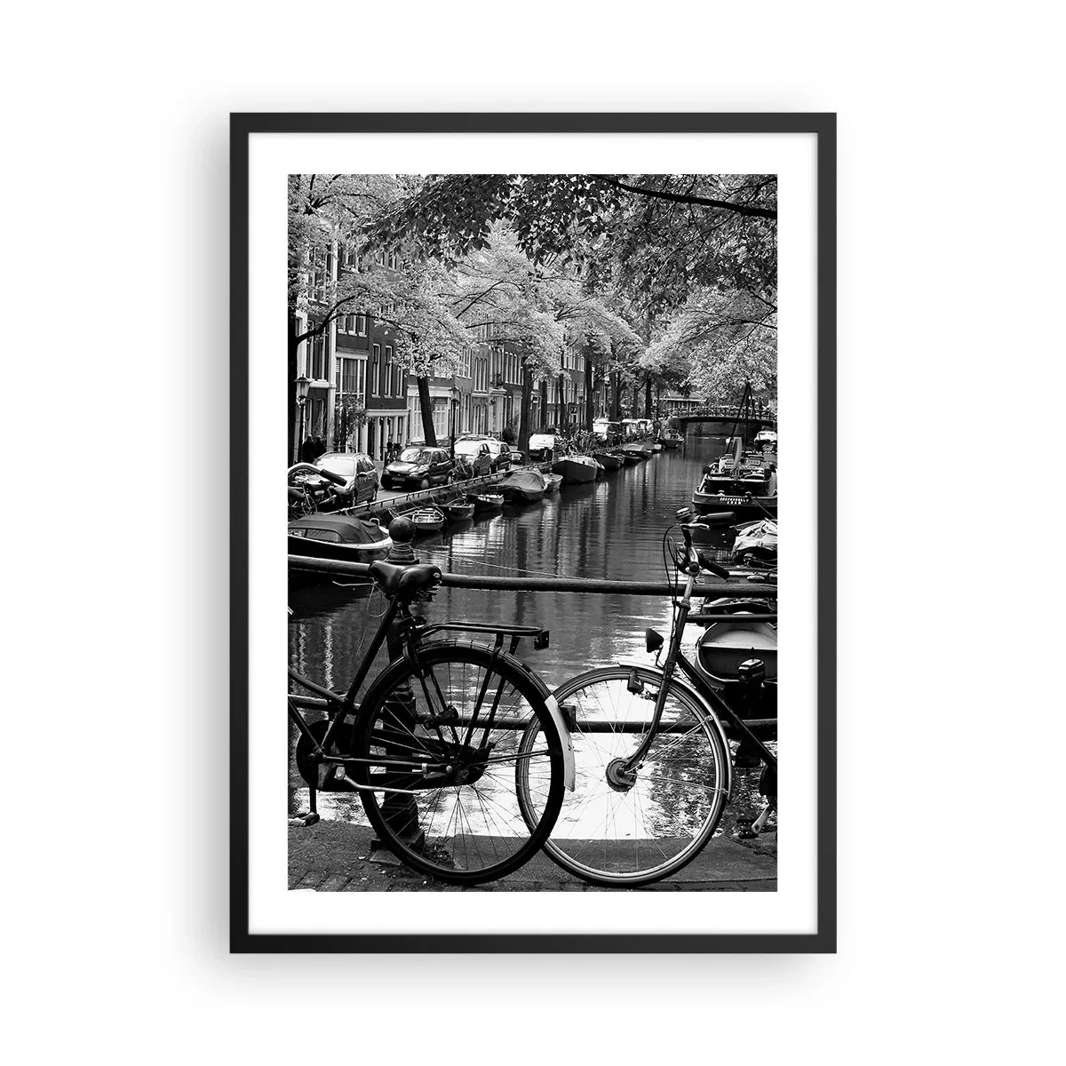Poster in cornice nera - Vista in bianco e nero di un canale con biciclette ad Amsterdam - 50x70cm - Vista molto olandese - Decorazione murale moderna per soggiorno e camera da letto ARTTOR