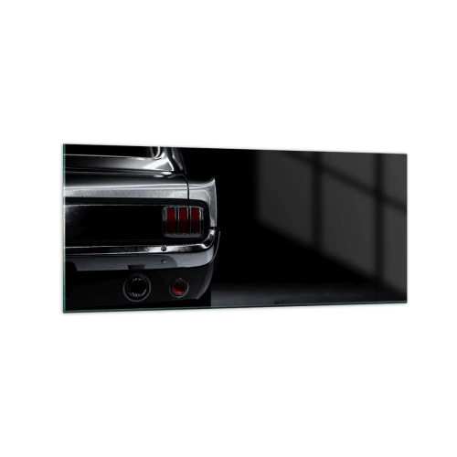 Quadro su vetro - Un'immagine in bianco e nero della parte posteriore di un'auto d'epoca su uno sfondo scuro. - 120x50cm - Il fascino del classico - Decorazione murale moderna per soggiorno e camera da letto ARTTOR