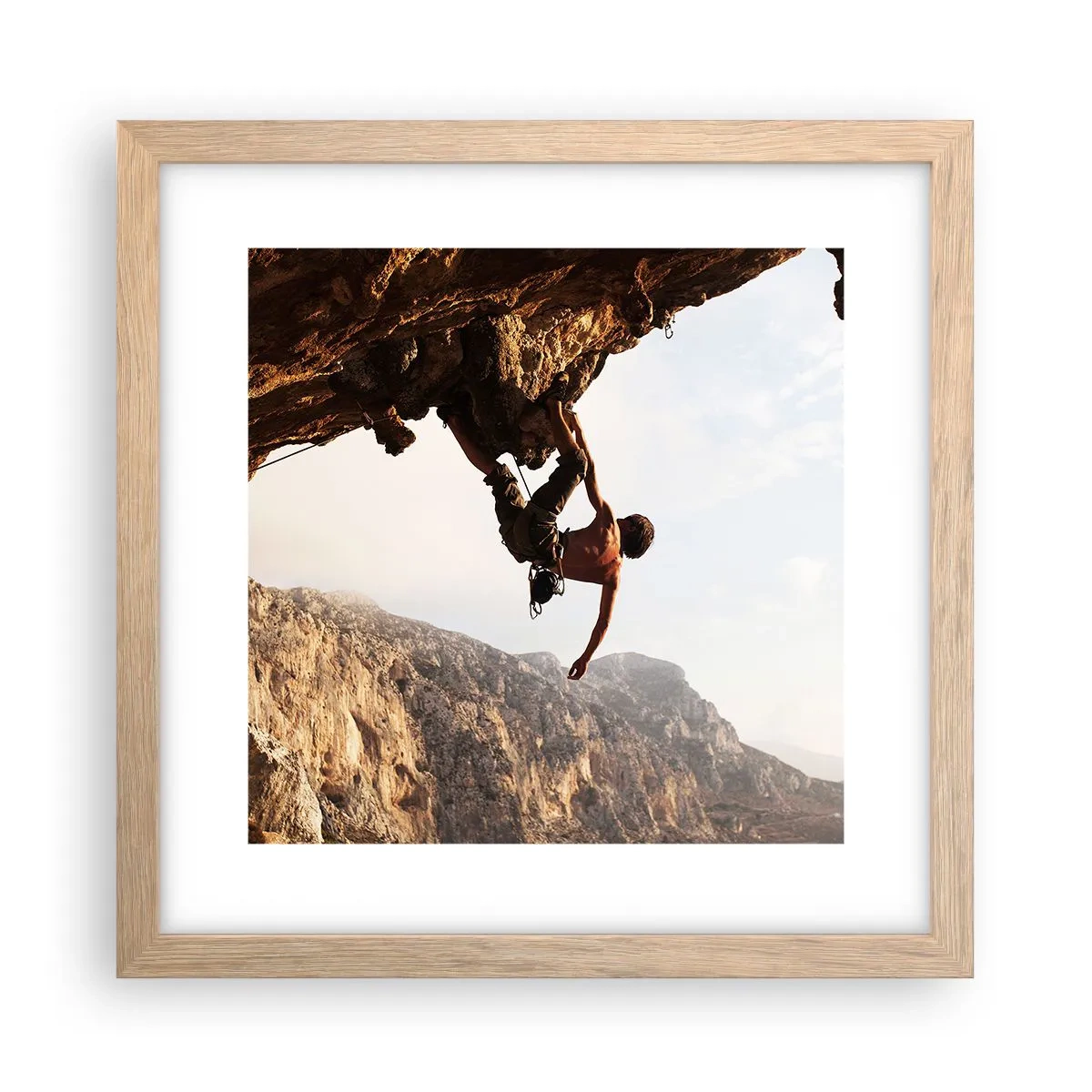 Poster in cornice rovere chiaro - Il mondo ristretto in una mano sul bordo del masso - 30x30 cm