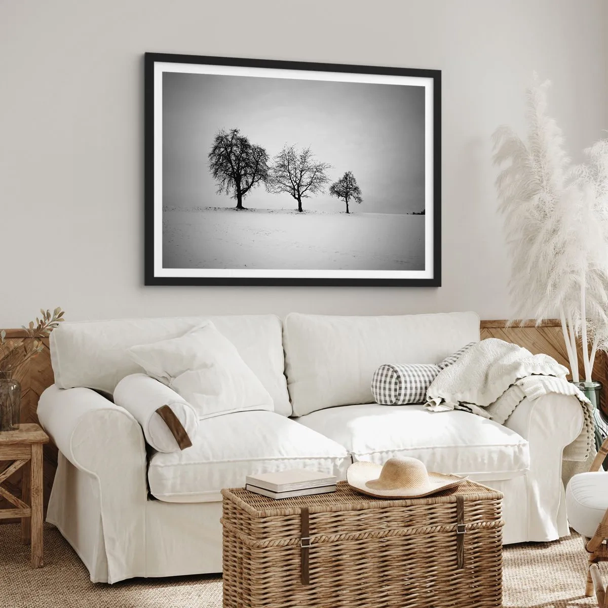 Poster in cornice nera - Tre alberi in un campo innevato in stile monocromatico - 100x70cm - Cosa sognano? - Decorazione murale moderna per soggiorno e camera da letto ARTTOR