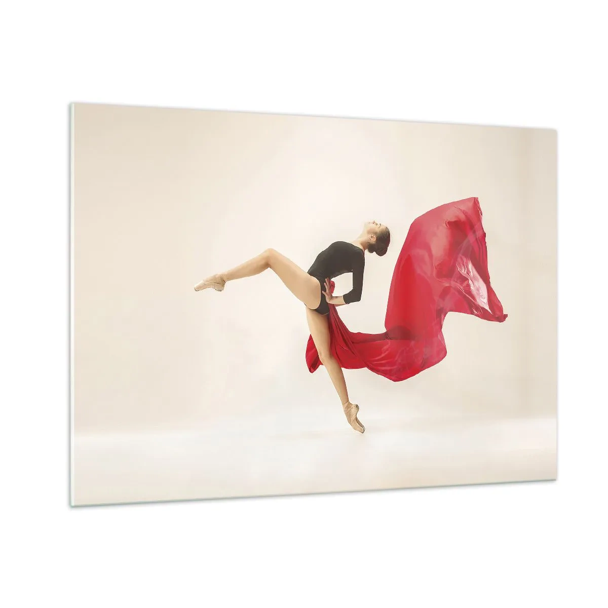 Quadro su vetro - Una ballerina in un salto dinamico con tessuto rosso - 100x70cm - Rosso e nero - Decorazione murale moderna per soggiorno e camera da letto ARTTOR