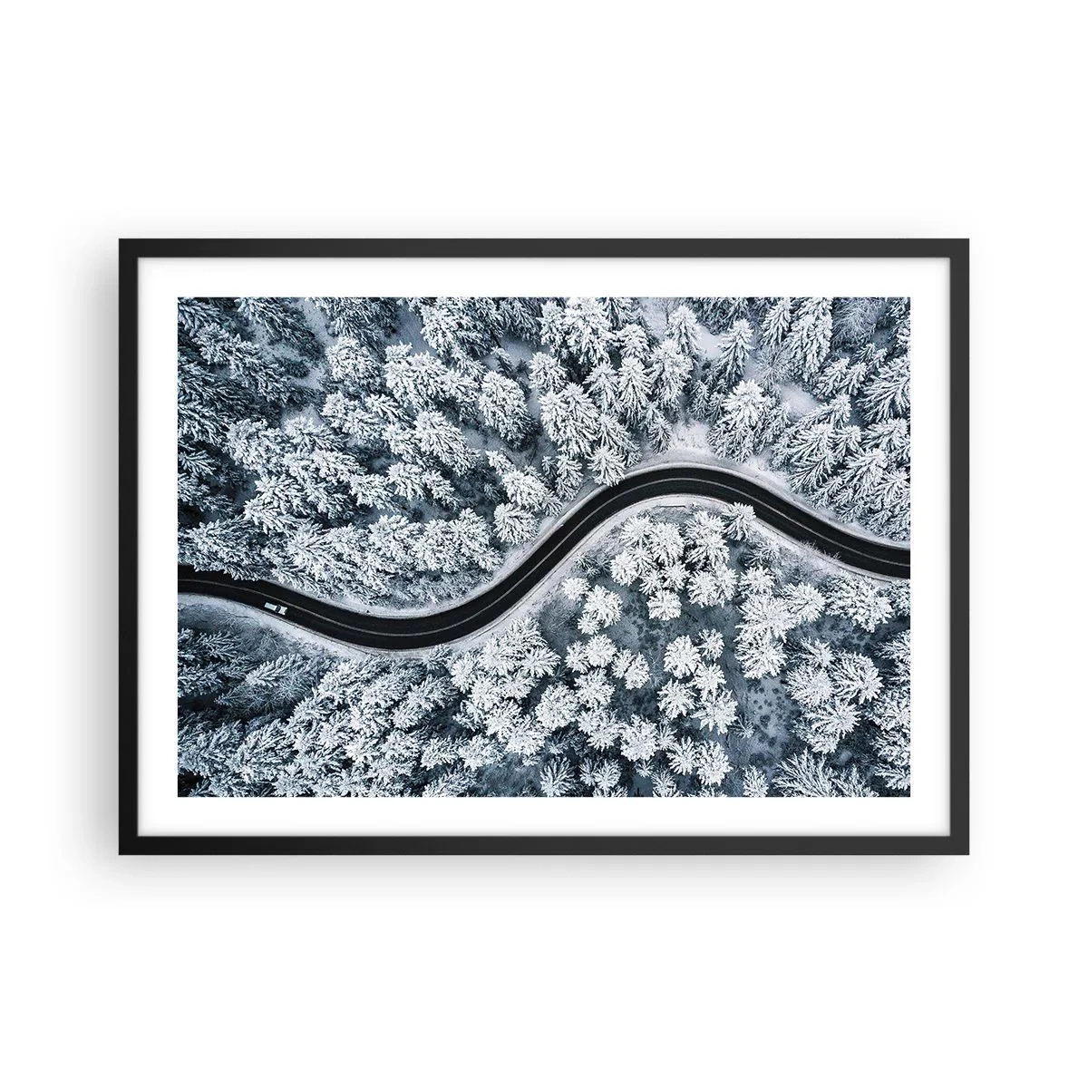 Poster in cornice nera - Una vista a volo d'uccello di una strada tortuosa in una foresta invernale - 70x50cm - Attraverso il bosco invernale - Decorazione murale moderna per soggiorno e camera da letto ARTTOR