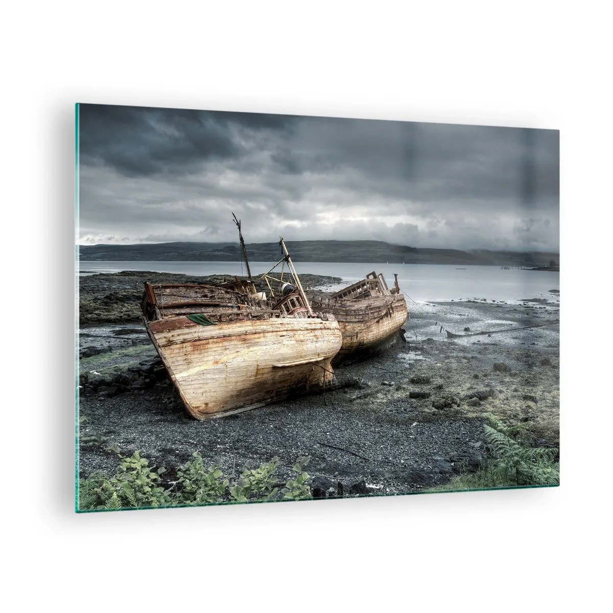 Quadro su vetro - Due barche di legno fatiscenti sulla riva rocciosa del lago - 70x50cm - Segno delle fatiche degnamente sostenute - Decorazione murale moderna per soggiorno e camera da letto ARTTOR