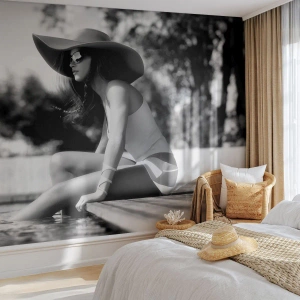 Fotomurale su misura Standard Eco - Sogno estivo - Donna, Cappello, Piscina