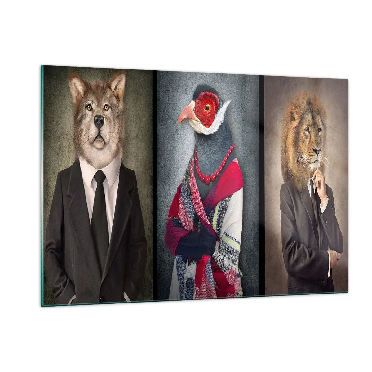 Quadro su vetro - Tre animali in abiti eleganti su uno sfondo stilizzato - 120x80cm - Che faccio io qui? - Decorazione murale moderna per soggiorno e camera da letto ARTTOR