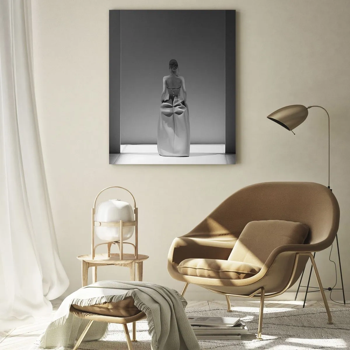 Quadro su vetro - Una foto in bianco e nero di una donna in abito su uno sfondo luminoso. - 50x70cm - Semplicità raffinata - Decorazione murale moderna per soggiorno e camera da letto ARTTOR