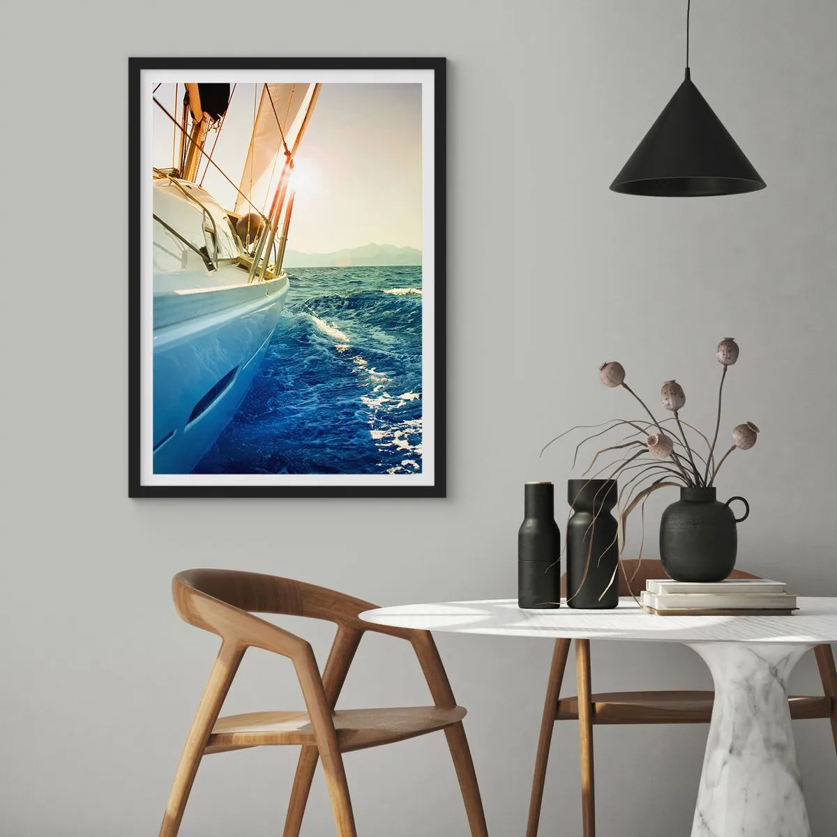 Poster in cornice nera - Uno yacht che naviga in un mare calmo alla calda luce del sole - 50x70cm - Verso l'avventura - Decorazione murale moderna per soggiorno e camera da letto ARTTOR