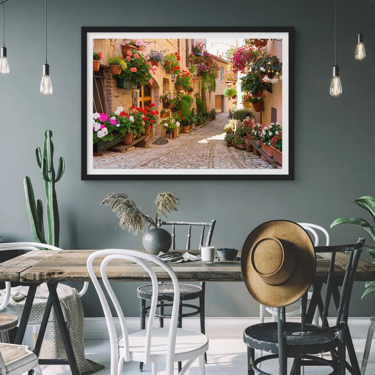 Poster in cornice nera - Una strada con fiori in vaso e muri in pietra - 70x50cm - Un'esplosione di fiori - Decorazione murale moderna per soggiorno e camera da letto ARTTOR