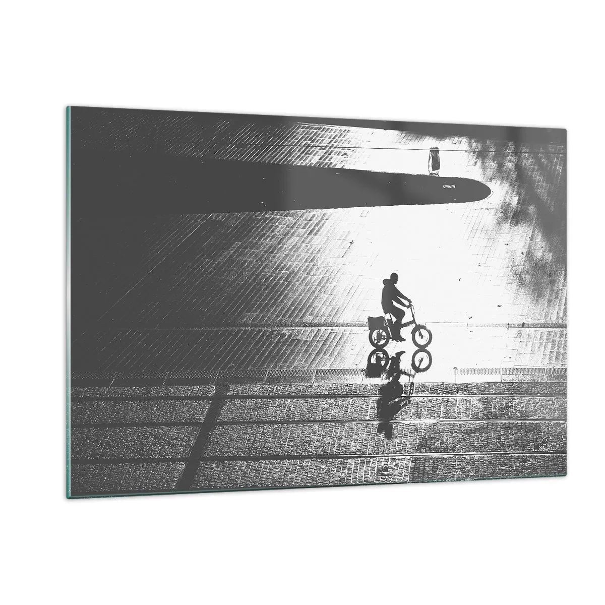 Quadro su vetro - Uomo in bicicletta attraverso la città, riflesso nell'acqua, scatto in bianco e nero - 120x80cm - Avanti, attraverso la città - Decorazione murale moderna per soggiorno e camera da letto ARTTOR