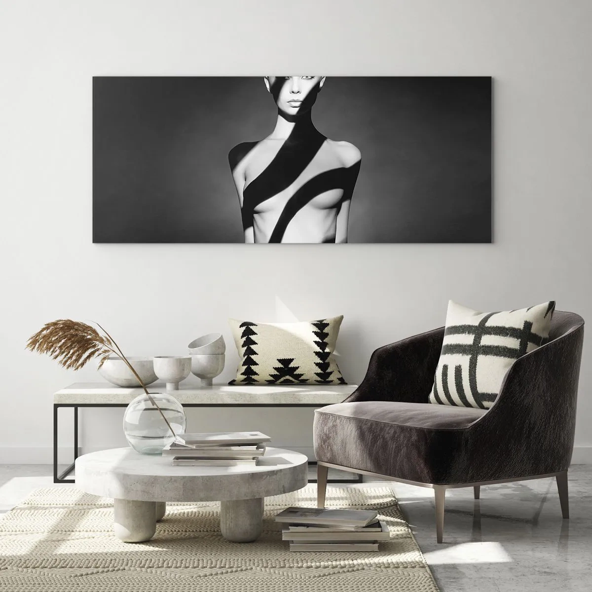 Quadro su vetro - Ritratto in bianco e nero di una donna in luce e ombra - 160x50cm - Luci e ombre - Decorazione murale moderna per soggiorno e camera da letto ARTTOR