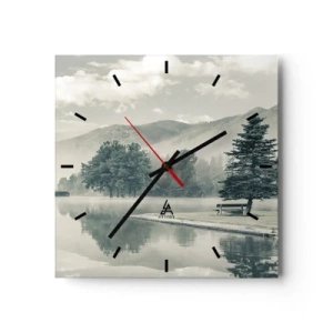 Orologio da parete - Orologio in Vetro - Un pittoresco lago con una panchina e la nebbia sullo sfondo - 30x30cm - Il lago dorme ancora - Decorazione murale moderna per soggiorno e camera da letto ARTTOR