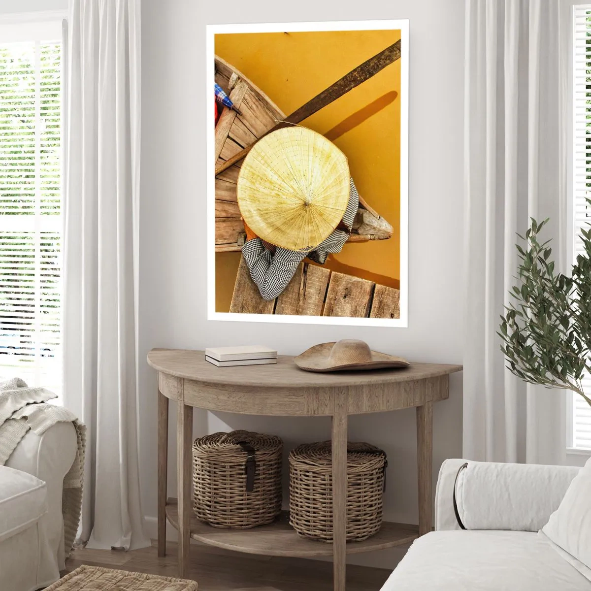 Poster - Un cappello tradizionale sullo sfondo di una barca di legno e dell'acqua. - 50x70cm - Vita sul Fiume Giallo - Decorazione murale moderna per soggiorno e camera da letto ARTTOR