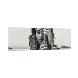 Quadro su vetro - Ritratto di una donna con gioielli etnici che tiene uno strumento in mano - 160x50cm - La musica dell'oriente - Decorazione murale moderna per soggiorno e camera da letto ARTTOR