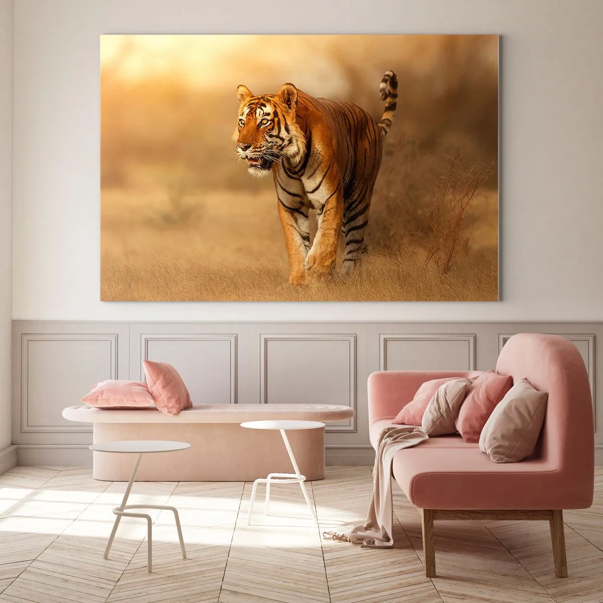 Quadro su vetro - Tigre in luce dorata su uno sfondo di savana secca - 70x50cm - Prima dell'attacco - Decorazione murale moderna per soggiorno e camera da letto ARTTOR
