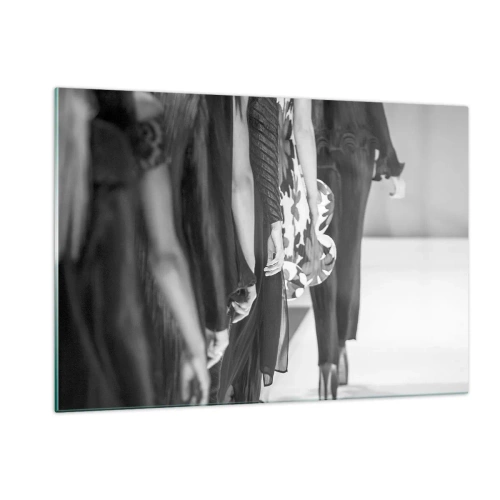 Quadro su vetro - Una scena in bianco e nero di una sfilata di moda con modelle in passerella. - 120x80cm - Sfilata in stile - Decorazione murale moderna per soggiorno e camera da letto ARTTOR