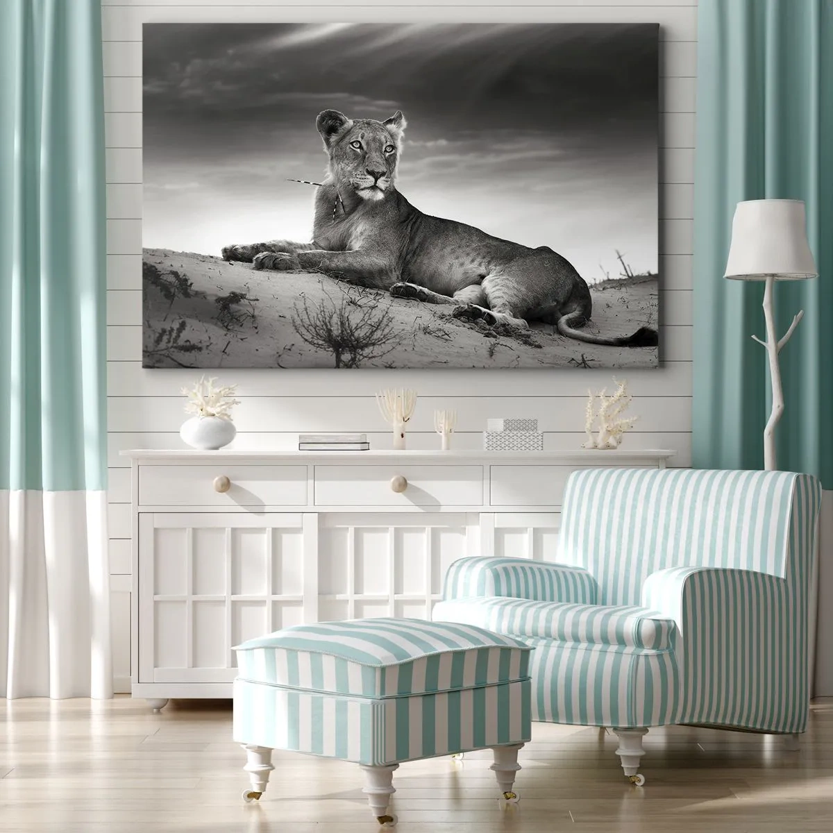 Quadro su tela - Stampe su Tela - Ritratto in bianco e nero di una leonessa nella savana - 70x50cm - Il riposo della regina del deserto - Decorazione murale moderna per soggiorno e camera da letto ARTTOR
