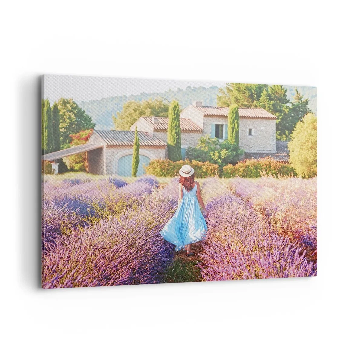 Quadro su tela - Stampe su Tela - Una donna con un vestito blu cammina attraverso un campo di lavanda con vista su una casa. - 100x70cm - La ragazza nella lavanda - Decorazione murale moderna per soggiorno e camera da letto ARTTOR
