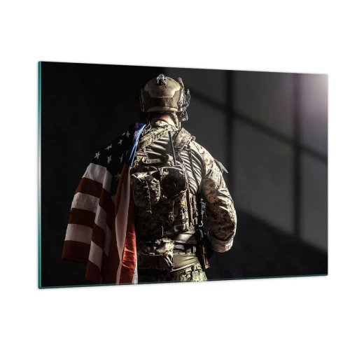 Quadro su vetro - Un soldato con una bandiera americana su uno sfondo scuro - 120x80cm - Proprio per questo - Decorazione murale moderna per soggiorno e camera da letto ARTTOR
