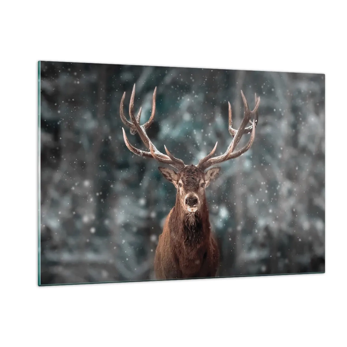 Quadro su vetro - Un cervo fiero in una foresta invernale in mezzo alla neve che cade - 120x80cm - Il re del bosco incoronato - Decorazione murale moderna per soggiorno e camera da letto ARTTOR