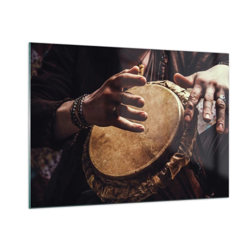 Quadro su vetro - Primo piano di mani che suonano un tamburo djembe in una luce calda. - 100x70cm - Al ritmo del cuore - Decorazione murale moderna per soggiorno e camera da letto ARTTOR