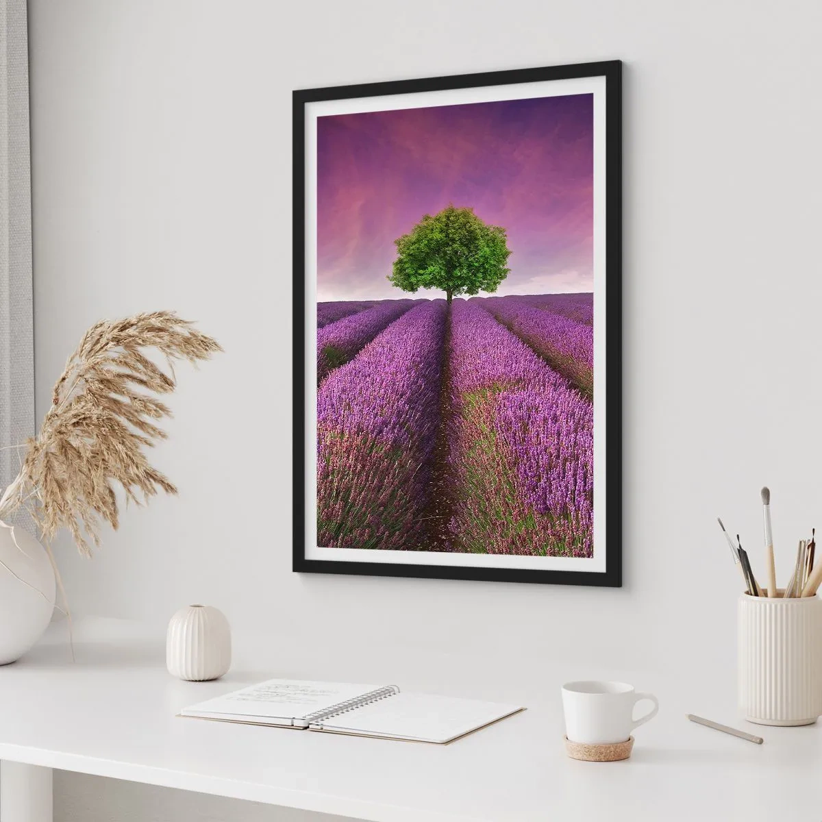 Poster in cornice nera - Un campo di lavanda con un albero solitario contro un cielo viola - 50x70cm - Sui campi di lavanda - Decorazione murale moderna per soggiorno e camera da letto ARTTOR