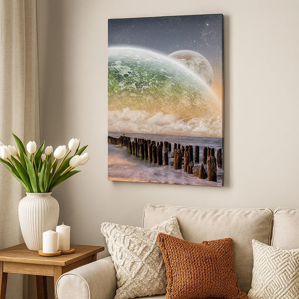 Quadro su tela - Stampe su Tela - Un paesaggio fantastico con un grande pianeta sopra il mare e un molo di legno. - 50x70cm - E il mondo emerse dalle acque - Decorazione murale moderna per soggiorno e camera da letto ARTTOR
