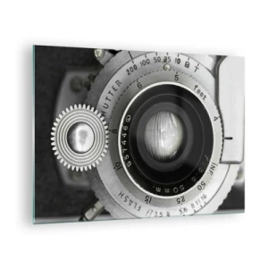 Quadro su vetro - Un primo piano dell'obiettivo di una vecchia macchina fotografica, pieno di nostalgia e atmosfera vintage. - 70x50cm - Racconto su Hollywood - Decorazione murale moderna per soggiorno e camera da letto ARTTOR
