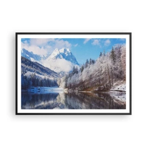 Poster in cornice nera - Paesaggio montano invernale con alberi innevati e un lago - 100x70cm - Il custode innevato - Decorazione murale moderna per soggiorno e camera da letto ARTTOR