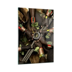 Quadro su vetro - Mani con braccialetti che tengono un vaso in un gesto rituale - 50x70cm - Siamo insieme - Decorazione murale moderna per soggiorno e camera da letto ARTTOR