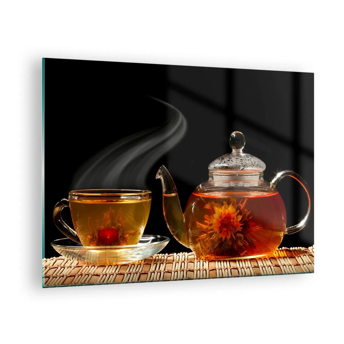 Quadro su vetro - Una brocca di vetro e una tazza di tè con un fiore su uno sfondo nero - 70x50cm - La magia e l'arte del tè - Decorazione murale moderna per soggiorno e camera da letto ARTTOR