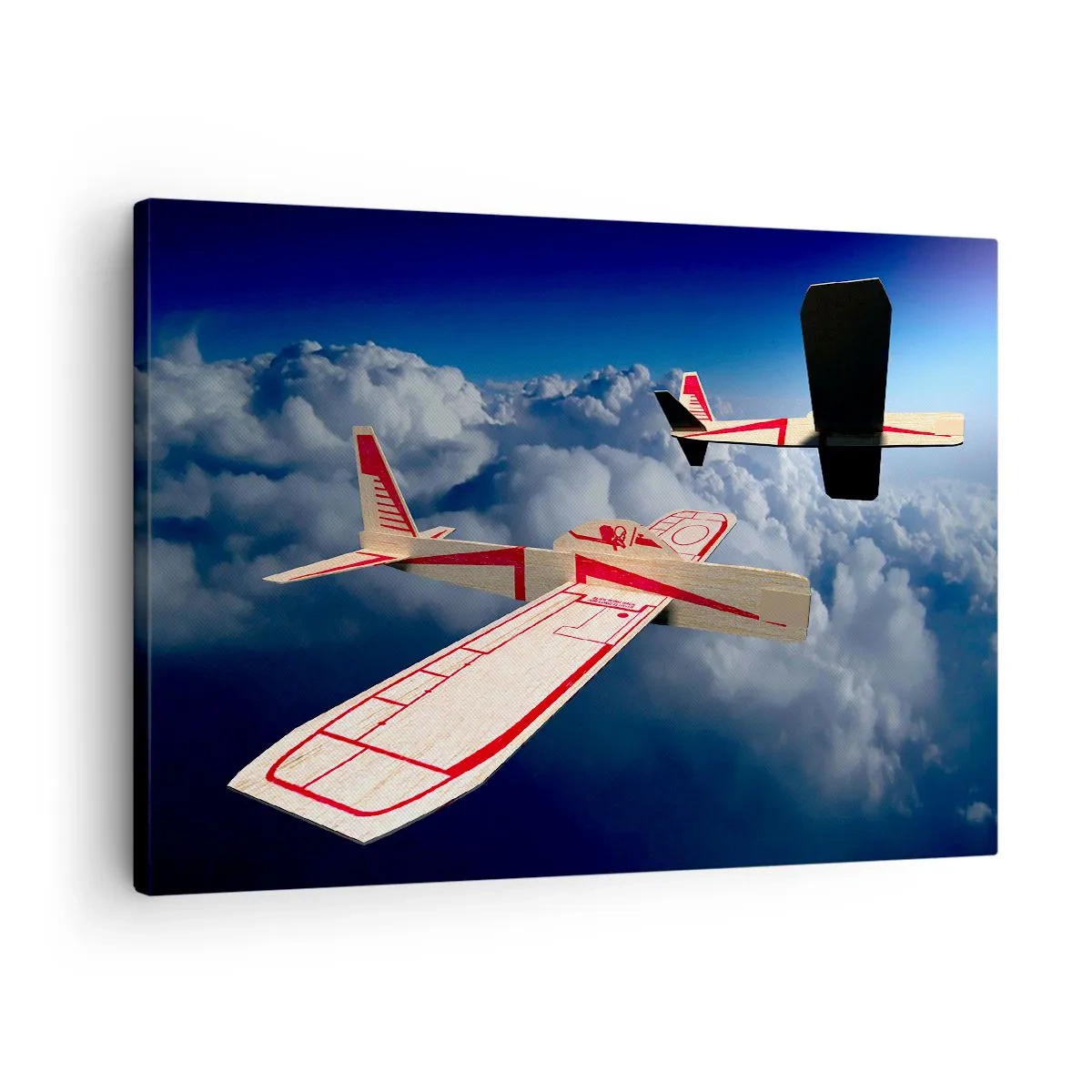 Quadro su tela - Stampe su Tela - Due aeroplani di legno che sorvolano le nuvole contro un cielo azzurro. - 70x50cm - Più in alto, più lontano - Decorazione murale moderna per soggiorno e camera da letto ARTTOR