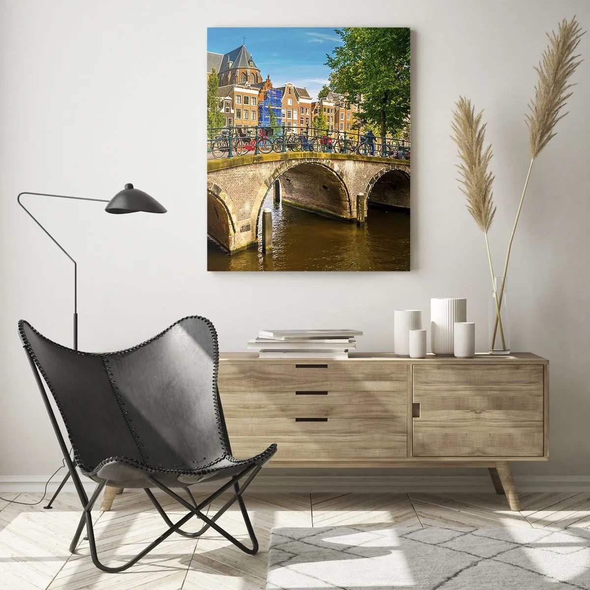 Quadro su vetro - Un ponte su un canale circondato da architettura storica e vegetazione - 50x70cm - La primavera sul canale - Decorazione murale moderna per soggiorno e camera da letto ARTTOR